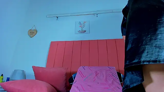 Snapshot of valen_rose0 chatting on 01/21/25, 12:07 valen rose0 online show from 01/21/25, 12:07