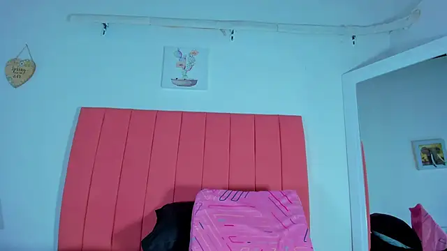 Snapshot of valen_rose0 chatting on 01/22/25, 12:06 valen rose0 online show from 01/22/25, 12:06