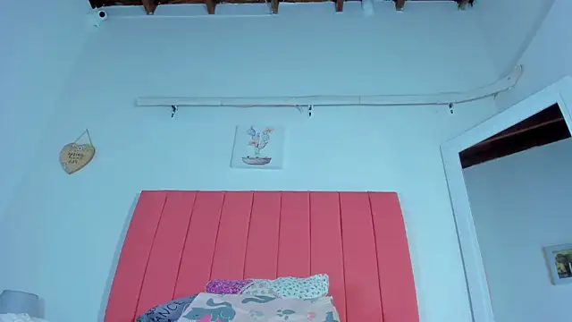 Snapshot of valen_rose0 chatting on 02/13/25, 12:11 valen rose0 online show from 02/13/25, 12:11