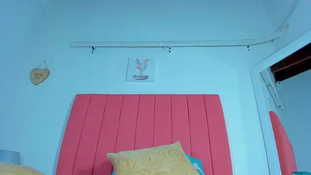 Snapshot of valen_rose0 chatting on 03/05/25, 03:18 valen rose0 online show from 03/05/25, 03:18