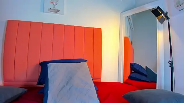 Snapshot of valen_rose0 chatting on 09/19/25, 12:06 valen rose0 online show from 09/19/25, 12:06