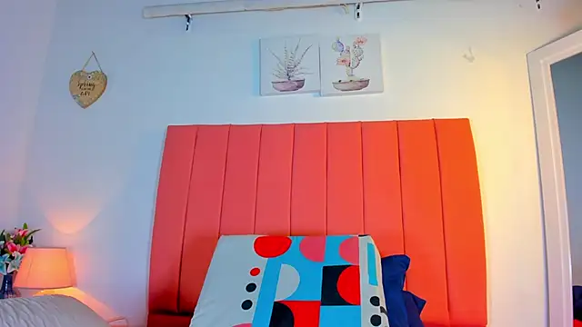 Snapshot of valen_rose0 chatting on 11/04/25, 12:04 valen rose0 online show from 11/04/25, 12:04