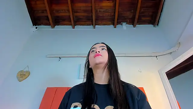 Snapshot of valen_rose0 chatting on 11/19/25, 12:05 valen rose0 online show from 11/19/25, 12:05