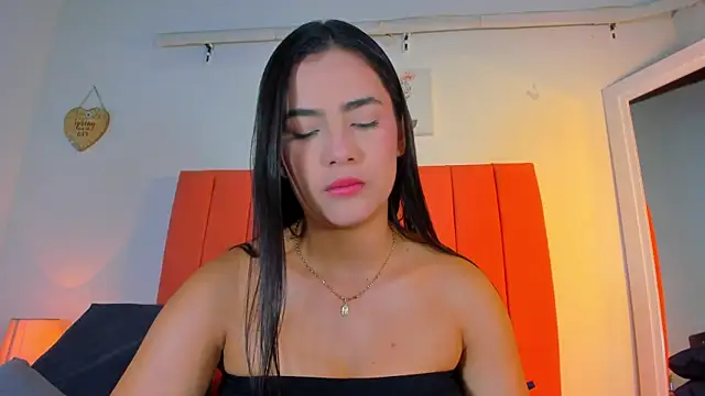 Snapshot of valen_rose0 chatting on 12/17/25, 12:11 valen rose0 online show from 12/17/25, 12:11