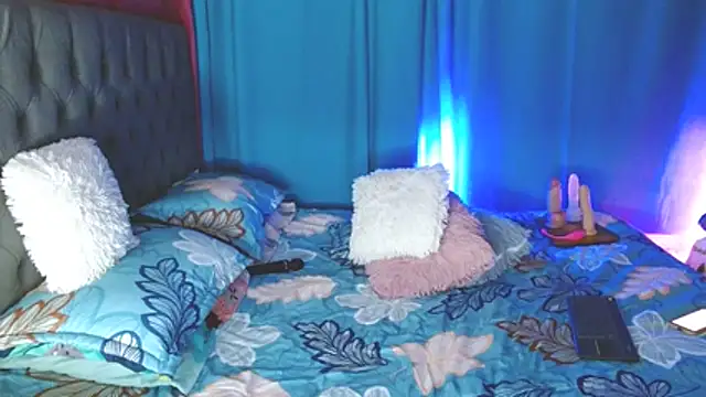 Kerly Lopez online show from 04/15/26, 07:58