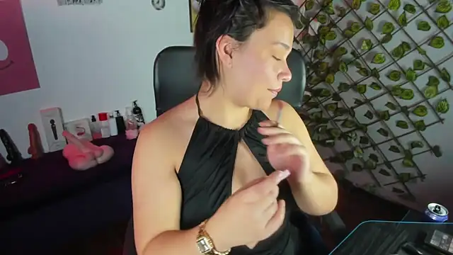 Snapshot of Amy_hoy69 chatting on 02/25/26, 02:43 Amy hoy69 online show from 02/25/26, 02:43