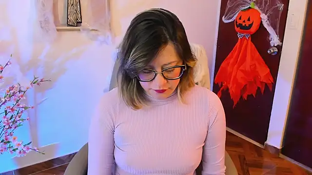 Chanelll Taylorr  online show from 10/22/25, 09:09