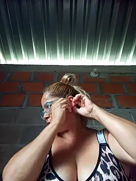 Snapshot of natally_ross21 chatting on 10/02/25, 02:02 natally ross21 online show from 10/02/25, 02:02