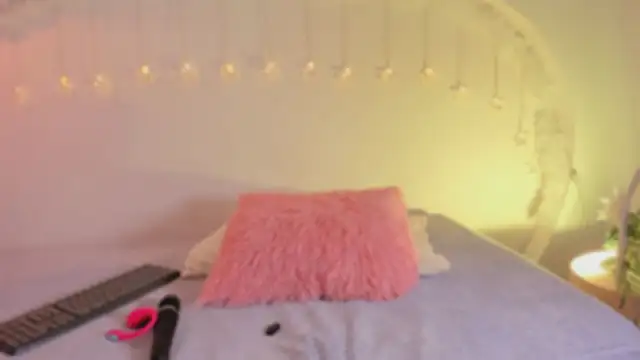 katiepeach  online show from 12/16/25, 11:59