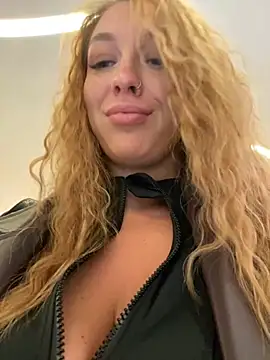 Snapshot of Sweet___Emily chatting on 12/19/24, 02:57 Sweet   Emily online show from 12/19/24, 02:57