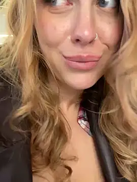 Snapshot of Sweet___Emily chatting on 01/28/25, 02:42 Sweet   Emily online show from 01/28/25, 02:42