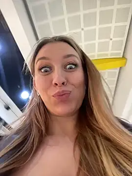 Snapshot of Sweet___Emily chatting on 02/12/25, 03:27 Sweet   Emily online show from 02/12/25, 03:27