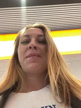 Snapshot of Sweet___Emily chatting on 03/21/25, 01:23 Sweet   Emily online show from 03/21/25, 01:23