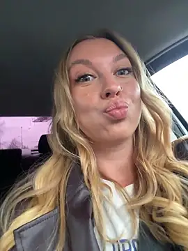 Snapshot of Sweet___Emily chatting on 11/03/25, 12:39 Sweet   Emily online show from 11/03/25, 12:39