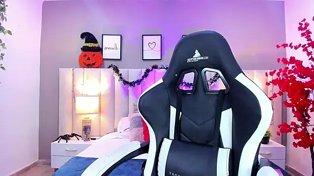 Snapshot of sara_parker069 chatting on 10/28/25, 01:14 sara parker069 online show from 10/28/25, 01:14