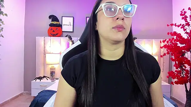 Snapshot of sara_parker069 chatting on 11/04/25, 01:54 sara parker069 online show from 11/04/25, 01:54