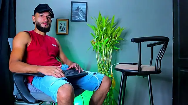 Snapshot of Damian_022 chatting on 07/30/26, 10:47 Damian 022 online show from 07/30/26, 10:47