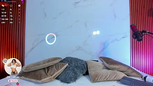 Snapshot of amelie_leigh chatting on 12/23/24, 04:44 amelie leigh online show from 12/23/24, 04:44