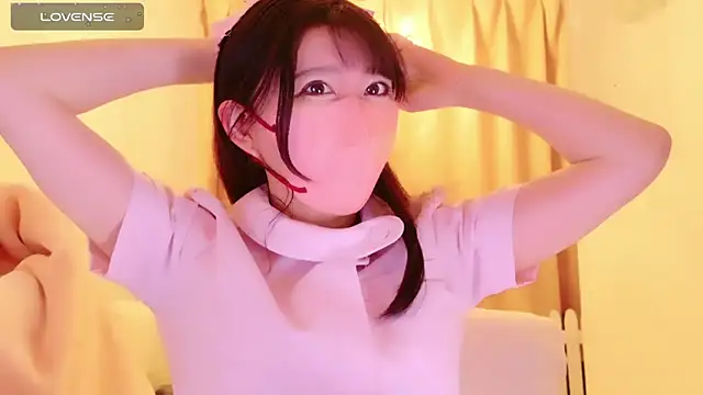 Snapshot of maii- chatting on 02/19/25, 06:43 maii- online show from 02/19/25, 06:43