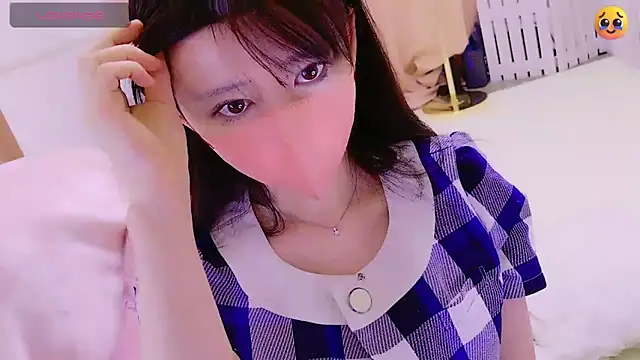 Snapshot of maii- chatting on 03/21/25, 08:50 maii- online show from 03/21/25, 08:50