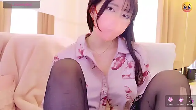 Snapshot of maii- chatting on 03/21/25, 11:56 maii- online show from 03/21/25, 11:56