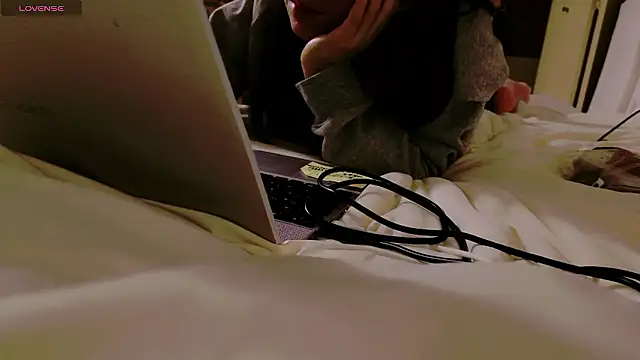 Snapshot of maii- chatting on 02/01/26, 12:15 maii- online show from 02/01/26, 12:15