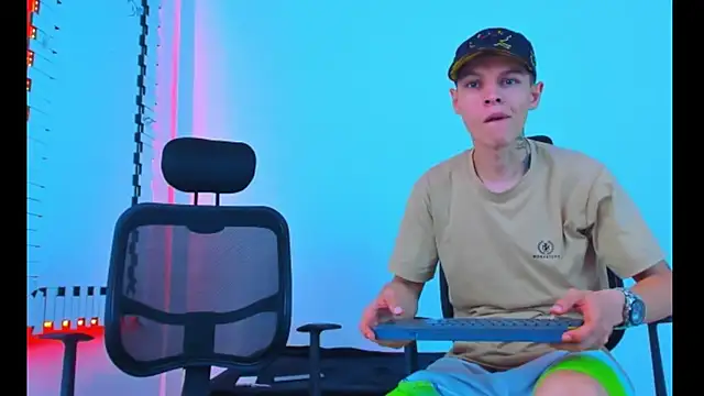 HOT boy2025 online show from 11/20/25, 03:18