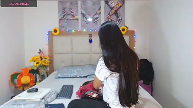 Snapshot of valentina_hearts chatting on 01/13/25, 01:23 valentina hearts online show from 01/13/25, 01:23