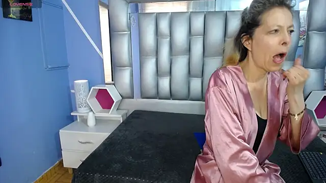 sophia ny online show from 09/10/25, 01:33