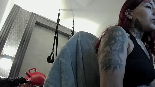 selene red  online show from 12/04/25, 02:04