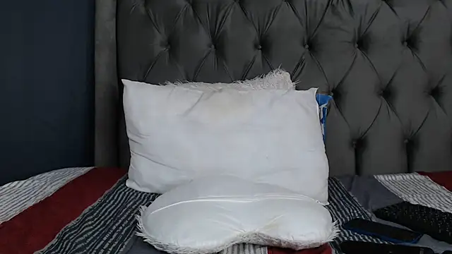 Snapshot of LOYAL_SASHA chatting on 12/14/25, 12:10 LOYAL SASHA online show from 12/14/25, 12:10