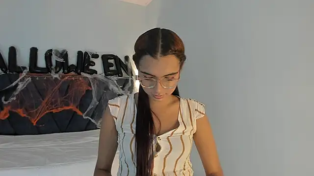 sara saenz99 online show from 10/21/25, 08:09