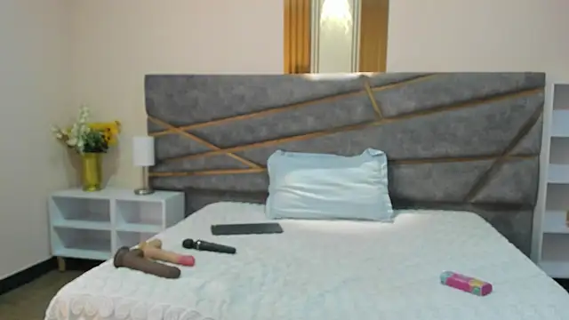 Julia Gomes online show from 10/31/25, 05:03