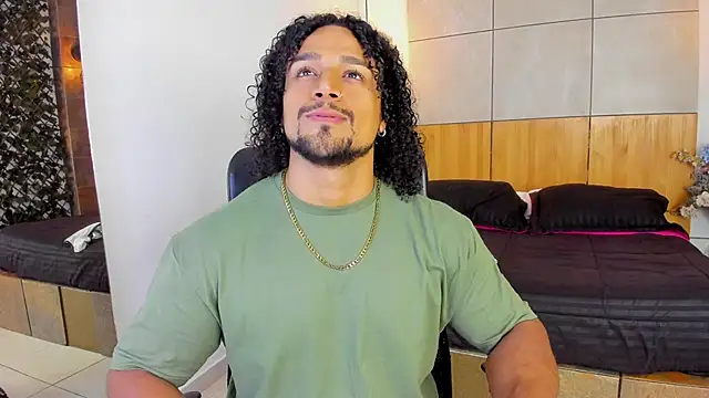 Snapshot of MikeEstevess chatting on 03/03/25, 11:35 MikeEstevess online show from 03/03/25, 11:35