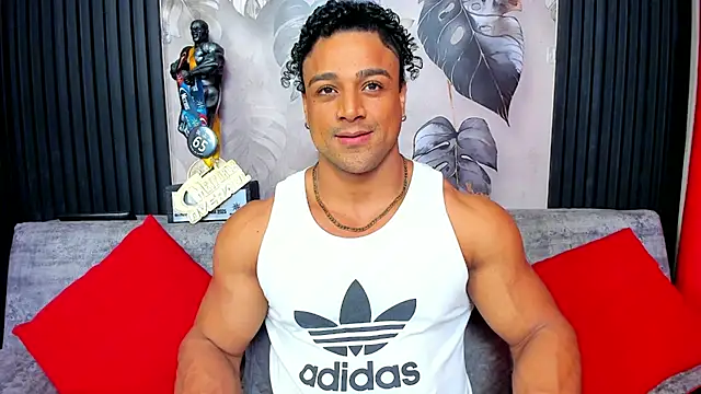 Snapshot of MikeEstevess chatting on 11/17/25, 10:32 MikeEstevess online show from 11/17/25, 10:32