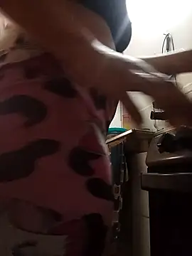 Snapshot of Andreita_95 chatting on 10/27/25, 02:10 Andreita 95 online show from 10/27/25, 02:10