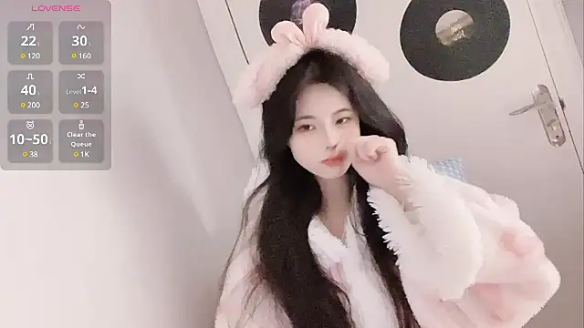 Qedgjwyz1 online show from 02/02/25, 12:51