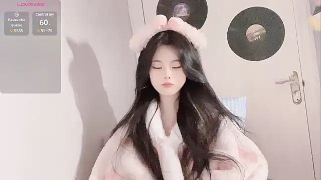 Qedgjwyz1 online show from 02/05/25, 12:10