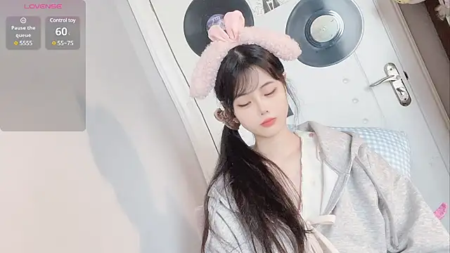 Qedgjwyz1 online show from 03/03/25, 12:48