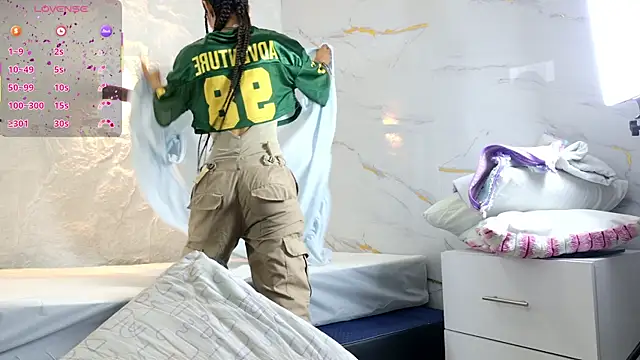 Snapshot of zorravioletta1 chatting on 12/18/25, 12:11 zorravioletta1 online show from 12/18/25, 12:11