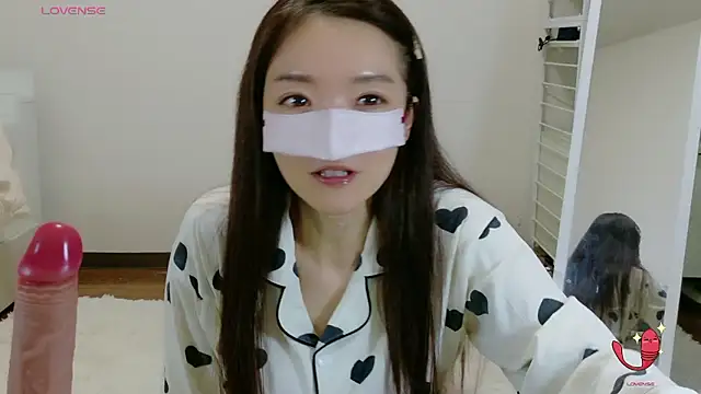 Snapshot of momochan88 chatting on 06/05/26, 12:00 momochan88 online show from 06/05/26, 12:00