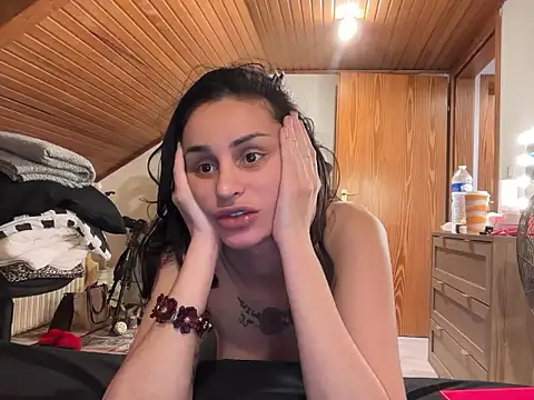 Snapshot of JeSuisUnTapin chatting on 10/28/25, 08:44 JeSuisUnTapin online show from 10/28/25, 08:44