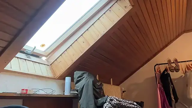 Snapshot of JeSuisUnTapin chatting on 10/29/25, 02:30 JeSuisUnTapin online show from 10/29/25, 02:30