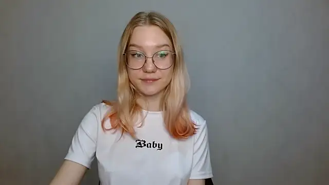 Snapshot of cindi_hot chatting on 01/13/25, 01:17 cindi hot online show from 01/13/25, 01:17