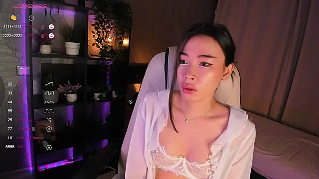 Snapshot of sensualily chatting on 10/04/25, 03:43 sensualily online show from 10/04/25, 03:43