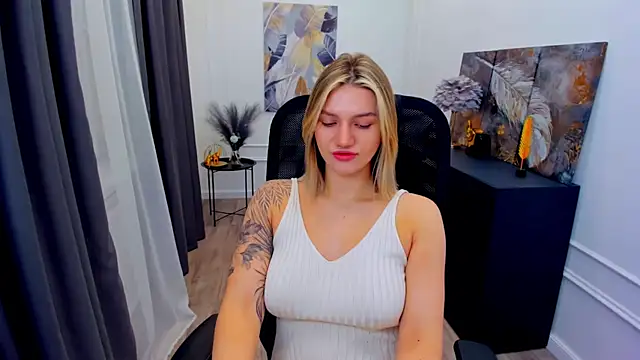 Snapshot of SelenaeMoore chatting on 05/01/26, 03:55 SelenaeMoore online show from 05/01/26, 03:55