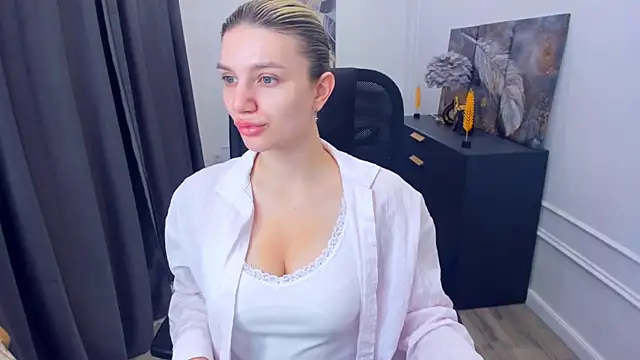Snapshot of SelenaeMoore chatting on 05/23/26, 03:45 SelenaeMoore online show from 05/23/26, 03:45