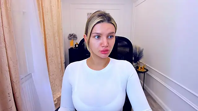 Snapshot of SelenaeMoore chatting on 06/05/26, 06:52 SelenaeMoore online show from 06/05/26, 06:52
