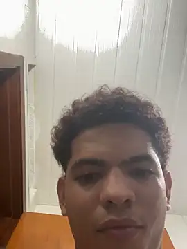 Snapshot of RDbruto chatting on 12/27/24, 01:32 RDbruto online show from 12/27/24, 01:32