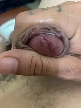 Snapshot of RDbruto chatting on 10/27/25, 09:57 RDbruto online show from 10/27/25, 09:57